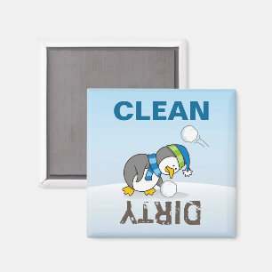 Kleine pinguïn die een sneeuwbal krijgt magneet