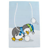 Kleine pinguïn die een sneeuwbal krijgt medium cadeauzakje (Voorkant)