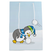 Kleine pinguïn die een sneeuwbal krijgt medium cadeauzakje (Achterkant)