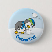 Kleine pinguïn die een sneeuwbal krijgt ronde button 5,7 cm (Voorkant)