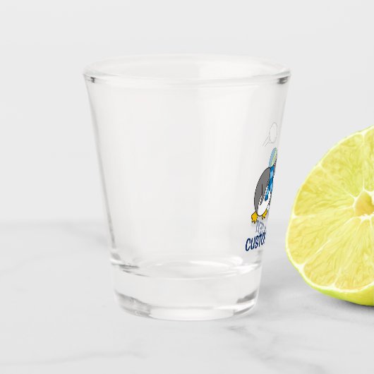 Kleine pinguïn die een sneeuwbal krijgt shot glas (Links)