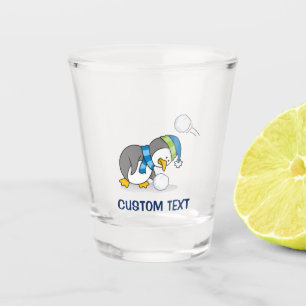 Kleine pinguïn die een sneeuwbal krijgt shot glas