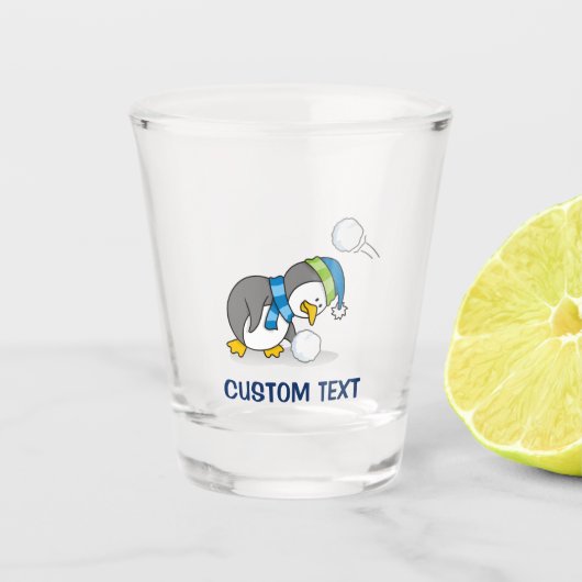 Kleine pinguïn die een sneeuwbal krijgt shot glas (Voorkant)