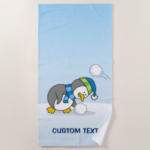 Kleine pinguïn die een sneeuwbal krijgt strandlaken