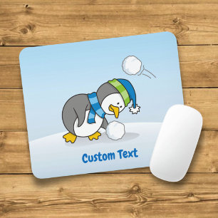 Kleine pinguïn die een sneeuwbal muismat krijgt
