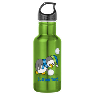 Kleine pinguïn die een sneeuwbal van roestvrij sta waterfles