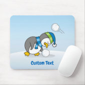 Kleine pinguïn die een sneeuwbalmuispad krijgt muismat (Met muis)