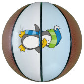 Kleine pinguïn die op sneeuw loopt basketbal (Verticaal)