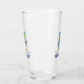 Kleine pinguïn die op sneeuw loopt glas (Links)