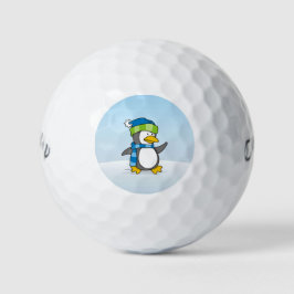 Kleine pinguïn die op sneeuw loopt golfballen