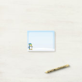 Kleine pinguïn die op sneeuw loopt post-it® notes (Op bureau)