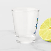 Kleine pinguïn die op sneeuw loopt shot glas (Links)