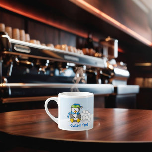 Kleine pinguïn die zit met sneeuwballen espresso kop