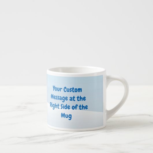 Kleine pinguïn die zit met sneeuwballen espresso kop (Rechts)