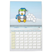 Kleine pinguïn die zit met sneeuwballen kalender (Jan 2026)