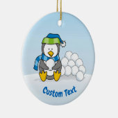 Kleine pinguïn die zit met sneeuwballen keramisch ornament (Rechts)