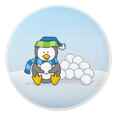 Kleine pinguïn die zit met sneeuwballen keramische knop (Voorkant)