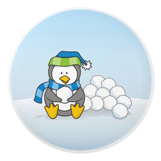 Kleine pinguïn die zit met sneeuwballen keramische knop (Voorkant)