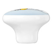 Kleine pinguïn die zit met sneeuwballen keramische knop (Zijkant)