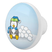 Kleine pinguïn die zit met sneeuwballen keramische knop (Rechts)