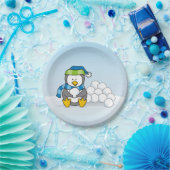 Kleine pinguïn die zit met sneeuwballen papieren bordje (Feest)