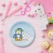 Kleine pinguïn die zit met sneeuwballen papieren bordje (Feest)