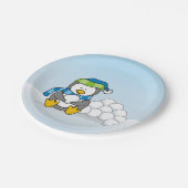 Kleine pinguïn die zit met sneeuwballen papieren bordje (Gekanteld)