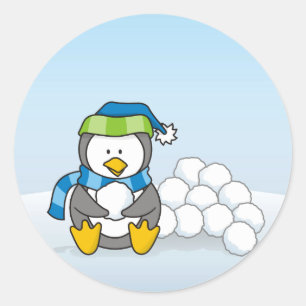 Kleine pinguïn die zit met sneeuwballen ronde sticker