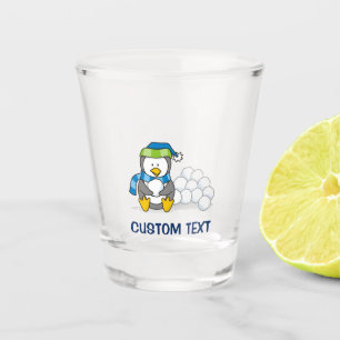 Kleine pinguïn die zit met sneeuwballen shot glas