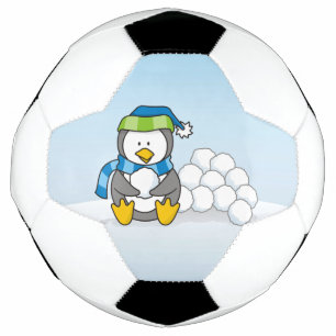 Kleine pinguïn die zit met sneeuwballen voetbal