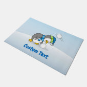 Kleine pinguïn krijgen een sneeuwbal deurmat (Schuin)