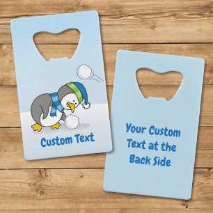 Kleine pinguïn krijgt een sneeuwbal creditcard bot creditkaart flessenopener