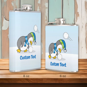 Kleine pinguïn krijgt een sneeuwbal fles heupfles