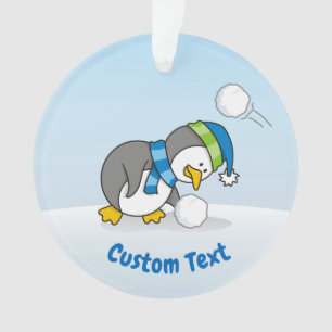Kleine pinguïn krijgt een sneeuwbal ornament