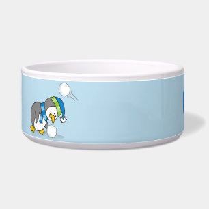 Kleine pinguïn krijgt een sneeuwbal schaal voerbakje