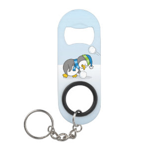 Kleine pinguïn krijgt een sneeuwbal sleutelhanger  mini flessenopener