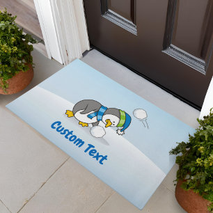 Kleine pinguïn krijgt een sneeuwbaldeurmat deurmat