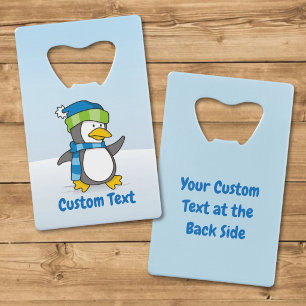 Kleine pinguïn loopt op sneeuw creditcardfles  creditkaart flessenopener