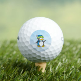 Kleine pinguïn loopt op sneeuw golfballen
