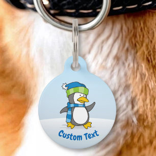 Kleine pinguïn loopt op sneeuw huisdierpenning