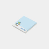 Kleine pinguïn loopt op sneeuwnotities post-it® notes (Schuin)