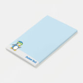 Kleine pinguïn loopt op sneeuwnotities post-it® notes (Schuin)