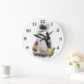 Kleine pinguïn met sleutelvistuig grote klok (Huis)