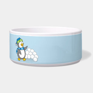 Kleine pinguïn met sneeuwbalken voerbakje