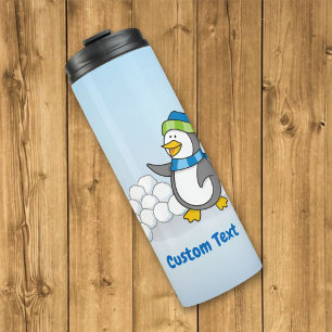 Kleine pinguïn met sneeuwballen die met een thermi thermosbeker