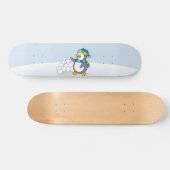 Kleine pinguïn met sneeuwballen persoonlijk skateboard (Horizontaal)