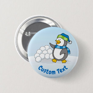 Kleine pinguïn met sneeuwballen ronde button 5,7 cm