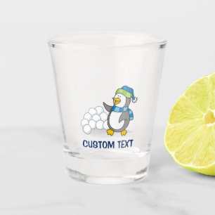 Kleine pinguïn met sneeuwballen shot glas