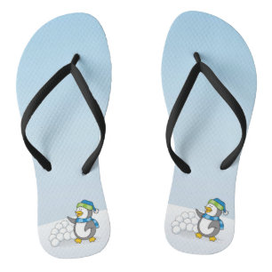 Kleine pinguïn met sneeuwballen teenslippers