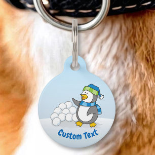 Kleine pinguïn met sneeuwballen zwaaiend huisdierpenning